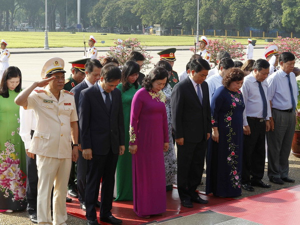 Lãnh đạo thành phố Hà Nội vào lăng viếng Chủ tịch Hồ Chí Minh ảnh 1
