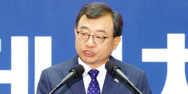 Hàn Quốc: Cựu chủ tịch đảng Saenuri rút khỏi đảng cầm quyền ảnh 1