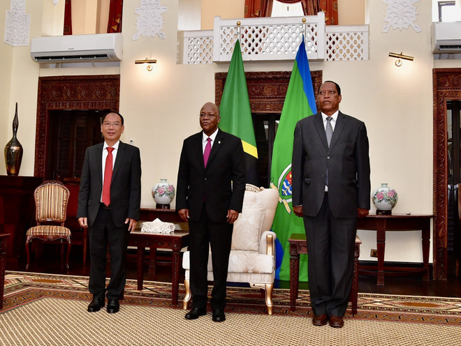 Tổng thống Tanzania John Pombe Joseph Magufuli (giữa) và Đại sứ Nguyễn Nam Tiến (bên trái) tại Lễ trình Quốc thư. (Ảnh: Đình Lượng/TTXVN) Từ truyền thống hữu nghị tới hợp tác phát triển Việt Nam-Tanzania ảnh 2