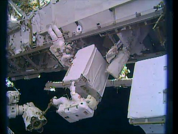 Các nhà du hành vũ trụ khắc phục thành công sự cố trên ISS ảnh 1