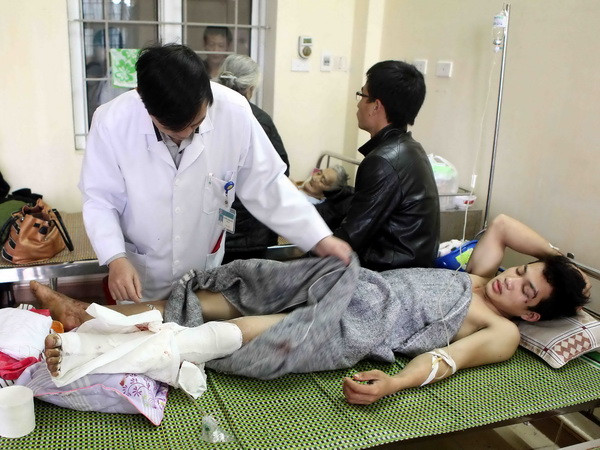 Quảng Bình thăm hỏi, hỗ trợ người bị nạn trong vụ sập giàn giáo ảnh 1