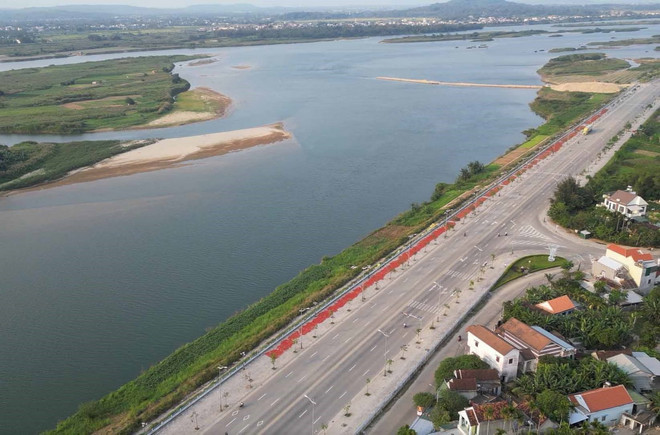 Dự án kè, đường bờ Nam Sông Trà Khúc (đường Trường Sa) dài 8,7km có vốn gần 1.000 tỷ đồng thực hiện năm 2012. (Ảnh: Phạm Cường/TTXVN) ttxvn_nam song tra khuc.jpg