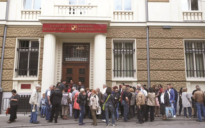 Hai ngân hàng sụp đổ, Bulgaria chuẩn bị giải tán quốc hội ảnh 1