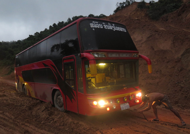 Xe khách sa lầy tại điểm sạt lở, Quốc lộ 279 ách tắc giao thông ảnh 1