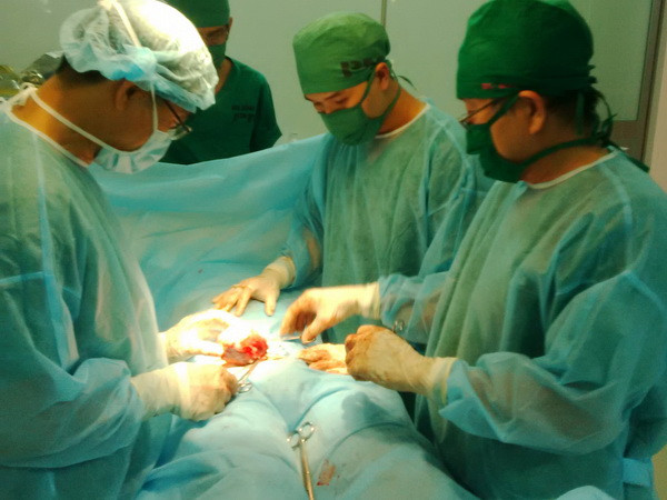 Hai bệnh nhân ghép tim, gan đã có thể tự ăn uống và nói chuyện ảnh 1