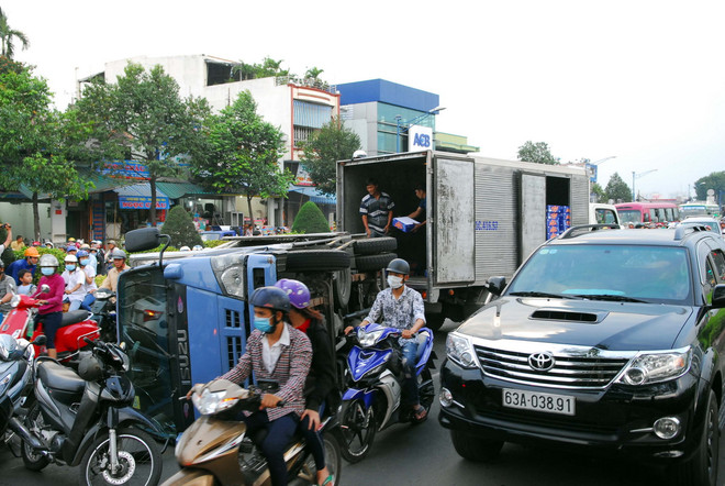 TP.HCM: Lật xe tải chở bia khiến giao thông ùn tắc trong nhiều giờ ảnh 1
