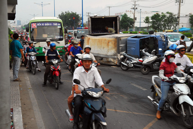 TP.HCM: Lật xe tải chở bia khiến giao thông ùn tắc trong nhiều giờ ảnh 2