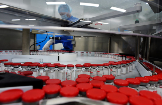 Vắcxin Sputnik V ngừa COVID-19 được sản xuất tại Strelna, Nga. (Ảnh: AFP/TTXVN) Tình hình dịch bệnh COVID-19 ngày 5/2: Hơn 77 triệu người khỏi bệnh ảnh 2
