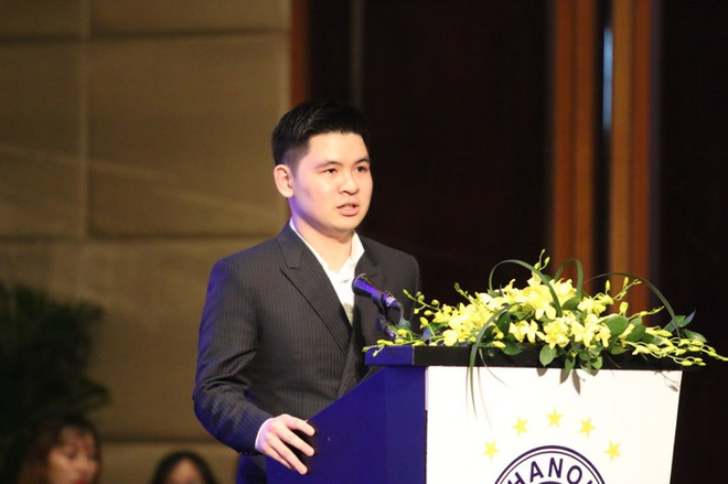 Tân Chủ tịch Hà Nội FC Đỗ Vinh Quang phát biểu tại lễ xuất quân. (Ảnh: Huy Khánh/Vietnam+) Chủ tịch Hà Nội FC: Chúng tôi hướng tới chuẩn chuyên nghiệp cao nhất ảnh 1