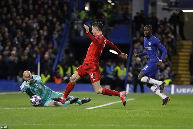 Robert Lewandowski để lại dấu giày trong cả 3 bàn thắng của Bayern. Đại phá Chelsea ngay ở London, Bayern đặt 1 chân vào tứ kết ảnh 1