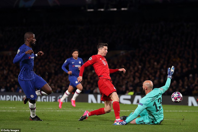 Lewandowski tỏa sáng với một cú đúp kiến tạo và một bàn thắng. Bayern đã đè bẹp Chelsea tại Stamford Bridge như thế nào? ảnh 2