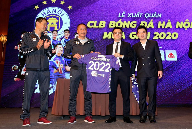 Hà Nội FC tái ký hợp đồng với HLV Chu Đình Nghiêm. (Ảnh: Hải Đăng/Vietnam+) Chủ tịch Hà Nội FC: Chúng tôi hướng tới chuẩn chuyên nghiệp cao nhất ảnh 2