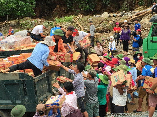 Cần cả cộng đồng cùng chung sức hỗ trợ người dân vùng lũ ảnh 2