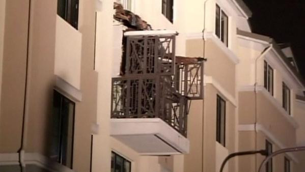 Mỹ: Ban công sập xuống cửa hàng làm 13 người thương vong ảnh 1