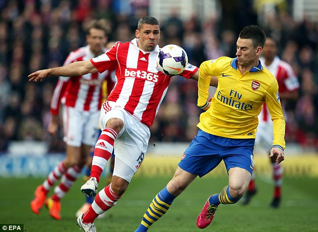 HLV Wenger tức giận vì trọng tài "tặng quà" cho Stoke ảnh 1