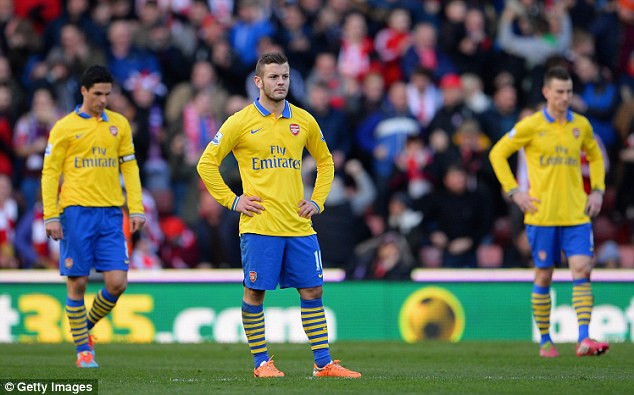 HLV Wenger tức giận vì trọng tài "tặng quà" cho Stoke ảnh 2