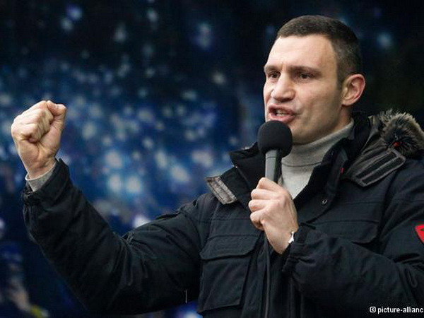 Ukraine: Võ sĩ Klitschko kêu gọi tổng động viên quân đội ảnh 1
