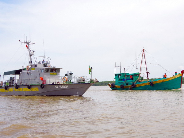 Bắt giữ tàu vận chuyển 55.000 lít dầu không rõ nguồn gốc ảnh 1