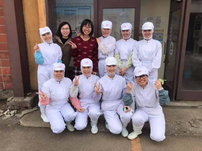 Chị Lê Thị Hòa (hàng 2 thứ 2 từ trái sang) cùng các đồng nghiệp Nâng cao hiệu quả công tác bảo hộ lao động Việt Nam ở nước ngoài ảnh 1