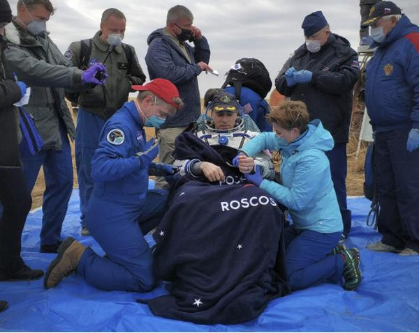 Ba nhà du hành vũ trụ làm việc trên ISS trở về Trái Đất an toàn ảnh 1