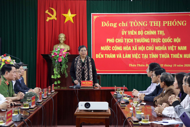 Phó Chủ tịch Quốc hội thăm, tặng quà người dân vùng lũ Thừa Thiên-Huế ảnh 1