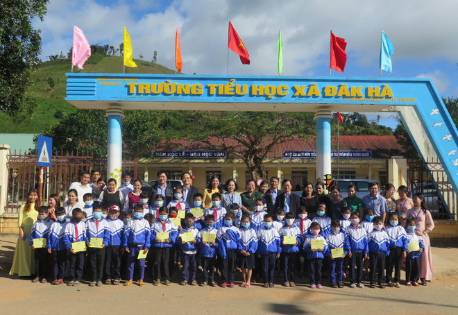 Trưởng ban Dân vận TW thăm các điểm trường khó khăn của tỉnh Kon Tum ảnh 1