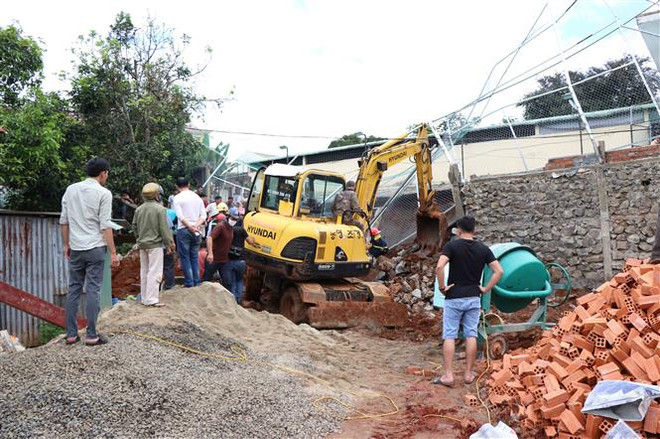 Đắk Nông: Sập bờ kè trụ sở Phòng Cảnh sát giao thông, 1 người tử vong ảnh 1