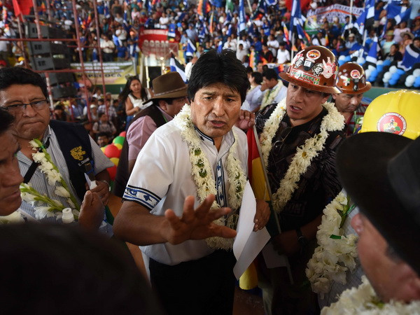 Tổng thống Evo Morales tại cuộc mít tinh ở Montero, Bolivia ngày 15/12. (Nguồn: EPA/TTXVN) Tổng thống Bolivia ra tranh cử, thách thức kết quả trưng cầu ý dân ảnh 1