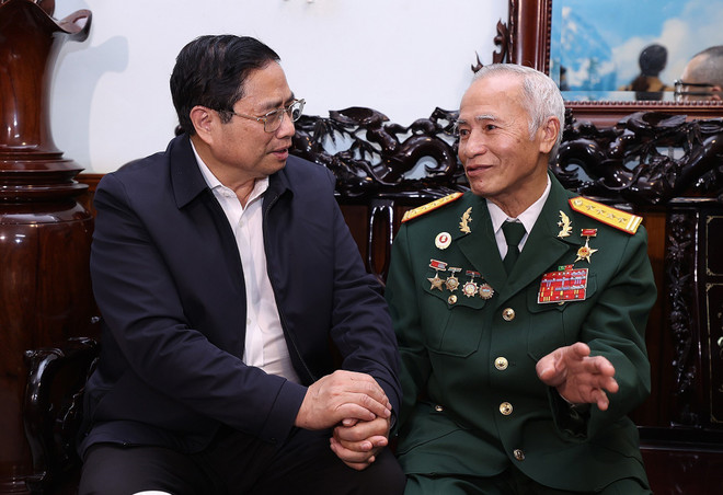 Thủ tướng Phạm Minh Chính thăm anh hùng lực lượng vũ trang nhân dân Đặng Phi Thưởng (76 tuổi). (Ảnh: Dương Giang/TTXVN) Thủ tướng thăm, chúc Tết các gia đình chính sách tỉnh Phú Yên ảnh 1