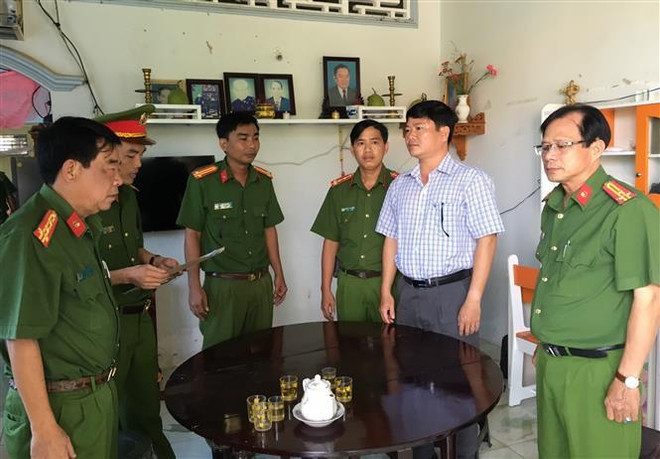 Cơ quan Cảnh sát điều tra Công an tỉnh Trà Vinh tống đạt quyết định khởi tố bị can, lệnh bắt tạm giam đối với ông Trần Trường Sơn. (Ảnh: TTXVN phát) Bắt tạm giam Phó Chủ tịch và nguyên Chủ tịch UBND thành phố Trà Vinh ảnh 1