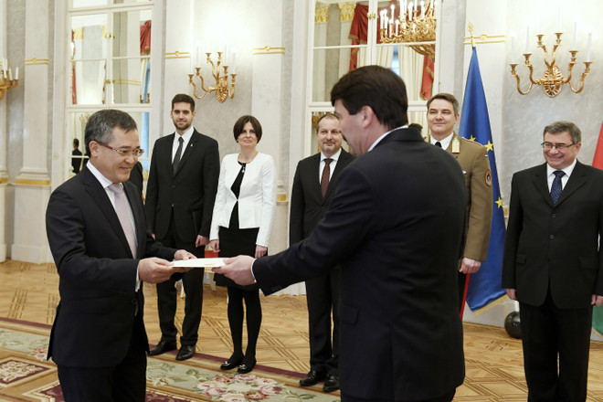 Đại sứ Việt Nam trình Quốc thư lên Tổng thống Hungary ảnh 1