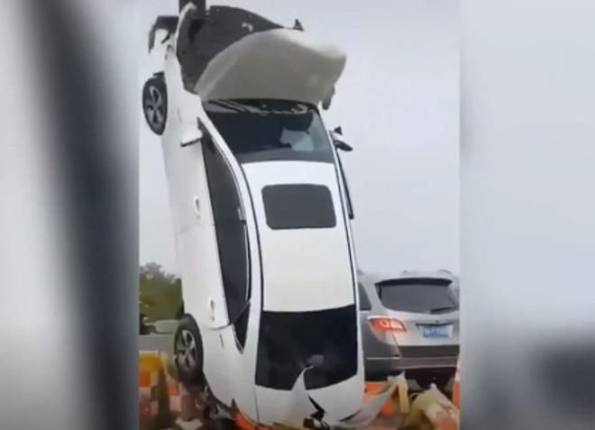 Video nữ tài xế lái xe đâm cột biển báo, khiến ôtô dựng thẳng đứng ảnh 1