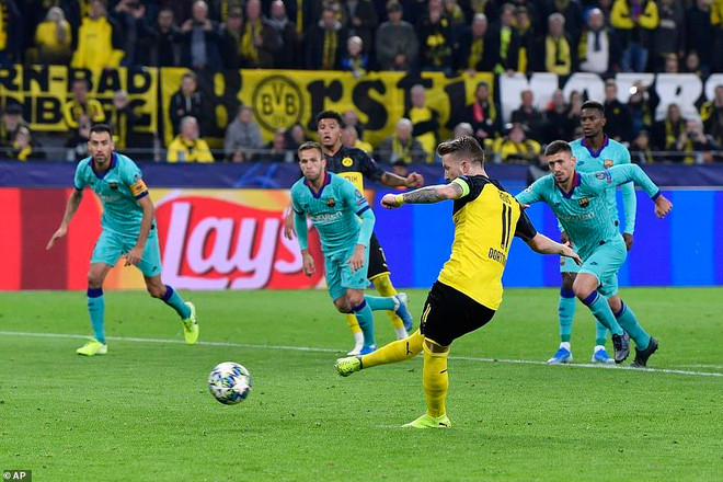 Marco Reus sút hỏng penlaty ở trận Dortmund hòa Barcelona. Reus sút hỏng penalty, Dortmund lỡ cơ hội đánh bại Barcelona ảnh 1