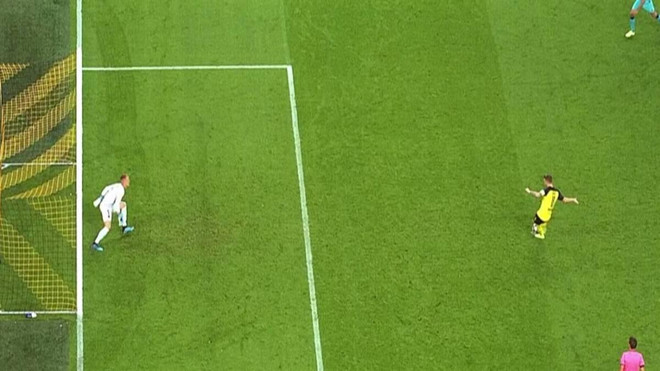 Thủ thành Ter Stegen đã phạm luật. Reus sút hỏng penalty, Dortmund lỡ cơ hội đánh bại Barcelona ảnh 2