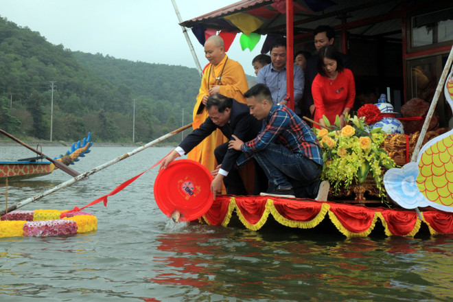 Lễ đúc chuông chùa Côn Sơn tại Lễ hội mùa Xuân Côn Sơn-Kiếp Bạc ảnh 1