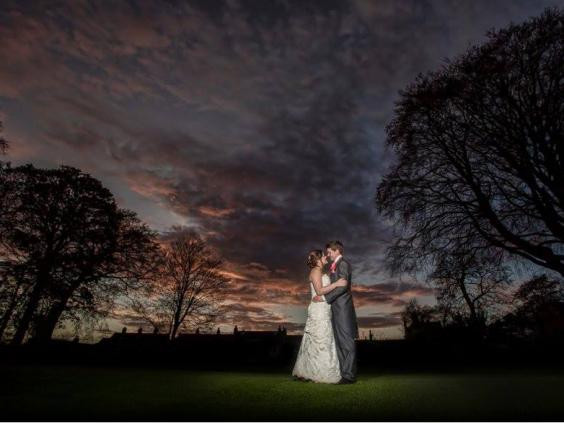 Bí mật không ngờ đằng sau những bức ảnh cưới đẹp lung linh ảnh 1