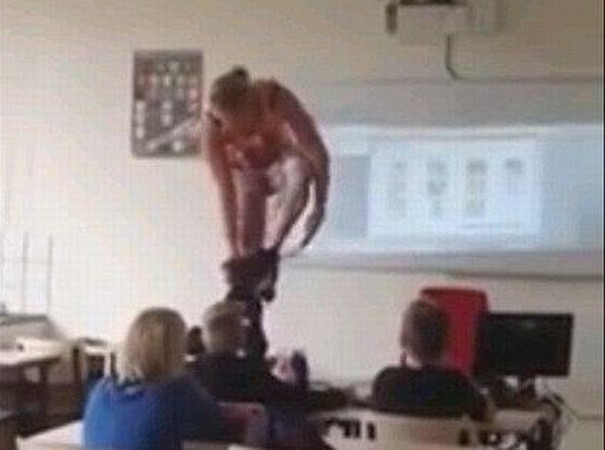 Nữ giáo viên gây sốc khi "thoát y" ngay trong lớp để dạy học ảnh 1