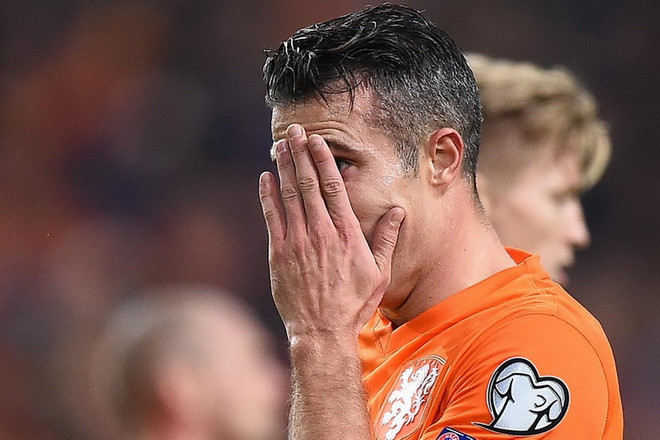 Cận cảnh pha "đốt lưới nhà" hiểm hóc của Robin van Persie ảnh 1
