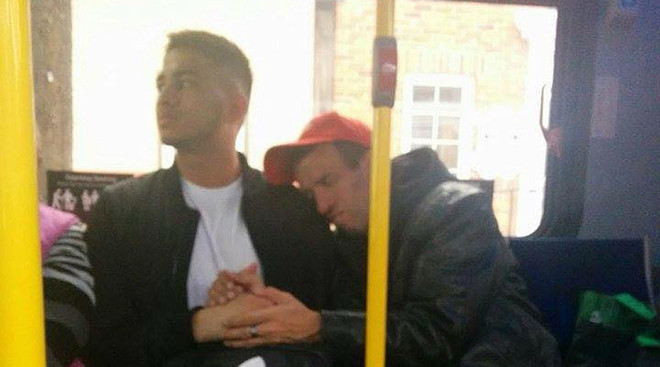 Cảm động trước hình ảnh chàng sinh viên an ủi người khuyết tật ảnh 1