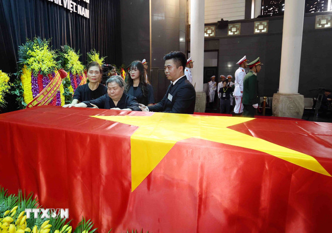Bà Đặng Thị Phúc, giáo viên tiểu học của Tổng Bí thư Nguyễn Phú Trọng, năm nay đã 92 tuổi, sức khỏe đã giảm nhiều nhưng vẫn đến Nhà tang lễ Quốc gia số 5 Trần Thánh Tông để được tiễn biệt học trò lần cuối. (Ảnh: TTXVN) ttxvn_tiep_tuc_le_vieng_tong_bi_thu_nguyen_phu_trong_2607-3.jpg