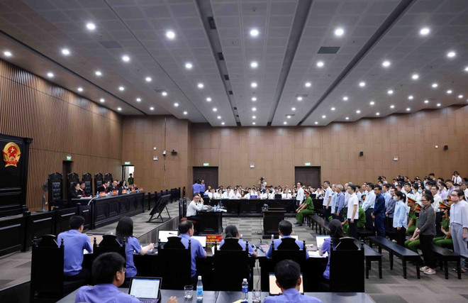Quang cảnh phiên tòa hôm 26/7. (Ảnh: Phạm Kiên/TTXVN) ttxvn_xet_xu_vu_flc_xet_xu_so_tham_vu_an_xay_ra_tai_cong_ty_co_phan_tap_doan_flc_2607-2.jpg