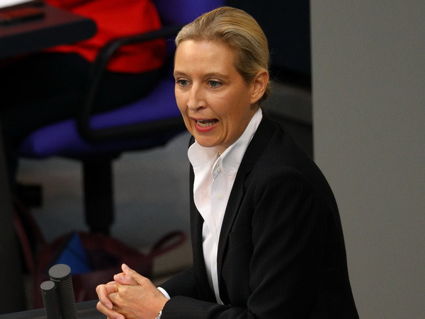 Lãnh đạo AfD Alice Weidel phát biểu tại cuộc họp ở Berlin ngày 4/7. (Ảnh: AFP/TTXVN) Đảng cực hữu AfD trở thành đảng được ủng hộ cao thứ hai tại Đức ảnh 1