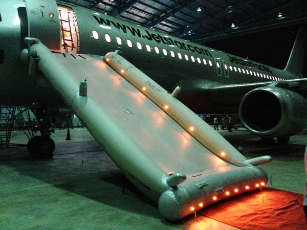 Jetstar Pacific diễn tập thoát hiểm khẩn nguy bằng máy bay thật ảnh 1