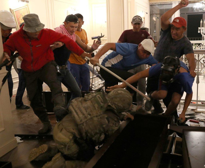 Cảnh sát Kyrgyzstan tiến vào dinh thự của cựu Tổng thống Atambayev ảnh 1