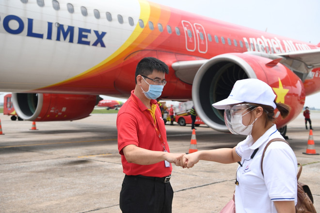 Vietjet chở miễn phí y bác sỹ, vaccine, tặng xe cứu thương cho TP.HCM ảnh 5