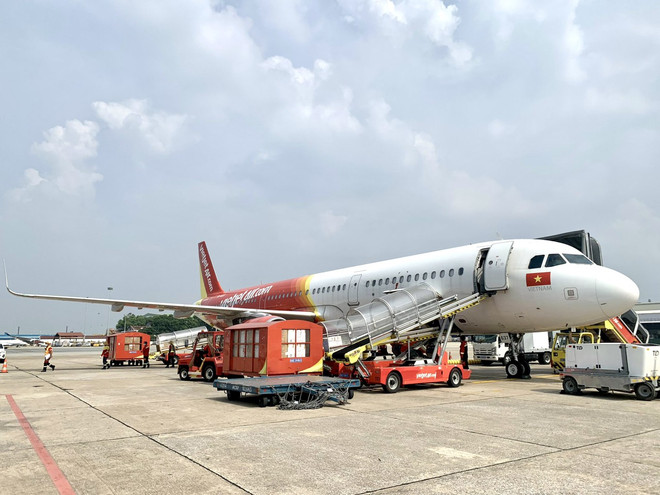 Vietjet chở miễn phí y bác sỹ, vaccine, tặng xe cứu thương cho TP.HCM ảnh 6