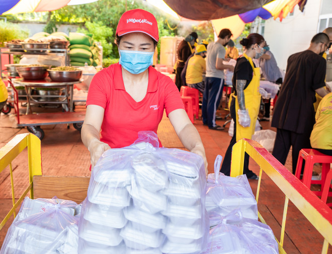 Vietjet chở miễn phí y bác sỹ, vaccine, tặng xe cứu thương cho TP.HCM ảnh 8