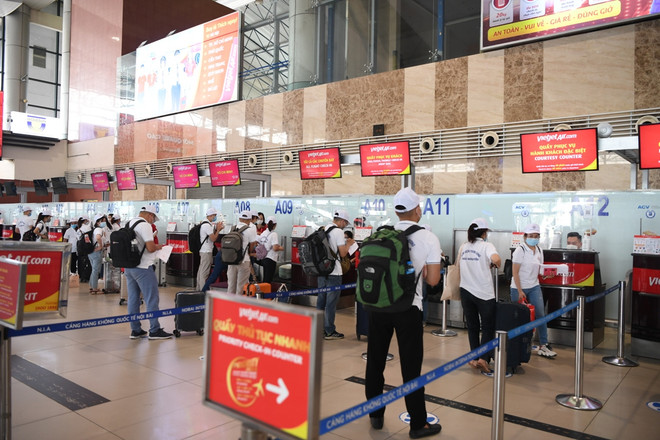 Vietjet chở miễn phí y bác sỹ, vaccine, tặng xe cứu thương cho TP.HCM ảnh 3