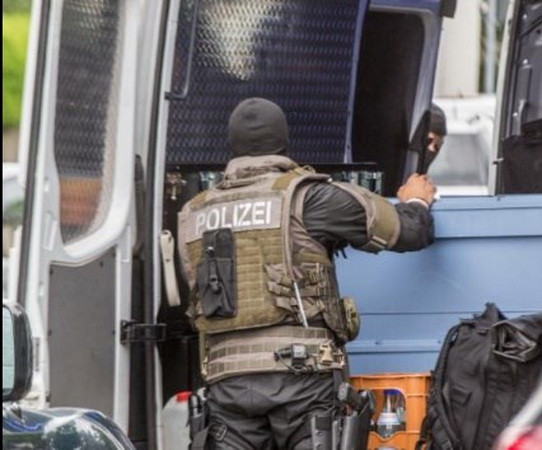 Cảnh sát Đức đột kích văn phòng luật ở Stuttgart, phát hiện 2 thi thể ảnh 1