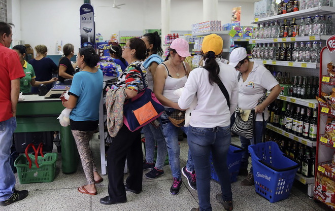 Người dân Venezuela đổ xô sang Colombia để mua nhu yếu phẩm ảnh 1